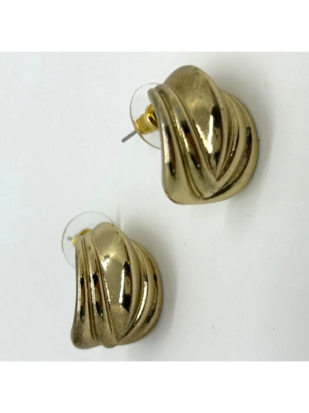Vintage 1980s Gold Tone Earrings Ribbed Shell Swirl Wave Statement Pierced Post